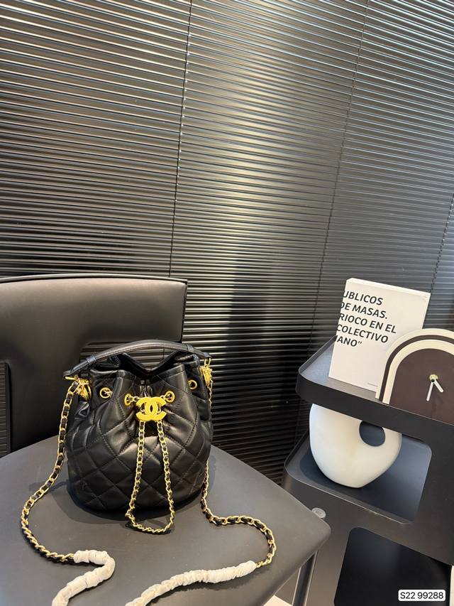 p200 香奈儿水桶包强势登场，可以单肩背 可以斜挎 秉承优雅率性风格，充满经典与复古气息的香奈儿水桶包，不仅能背了个性率真，也能诠释优雅女人的味道，透出几分复