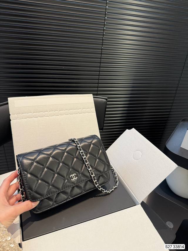 p230 配飞机盒折叠盒子 牛皮香奈儿发财包 专柜热销爆款 秋冬走秀款面料，喜欢的美妞抓紧自留啦 特百搭 简约大气，链条斜挎包 内带拉链 卡位的多功能包包 尺寸