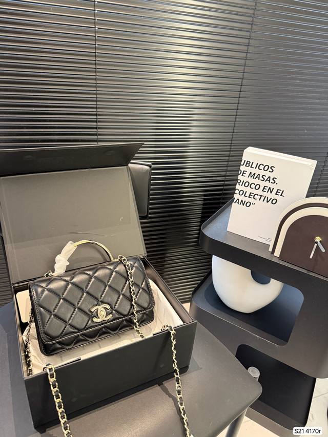 p190 Chanel 香奈儿 新款手提链条包 时时刻刻展现最美的你。可手提，单肩，斜挎，尽显女人优雅气质，是一款超级百搭的休闲链条包尺寸 19 12 货号41