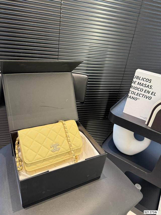 p190 香奈儿发财包 专柜热销爆款 秋冬走秀款面料，喜欢的美妞抓紧自留啦 特百搭 简约大气，链条斜挎包 内带拉链 卡位的多功能包包 尺寸：19 12 货号27