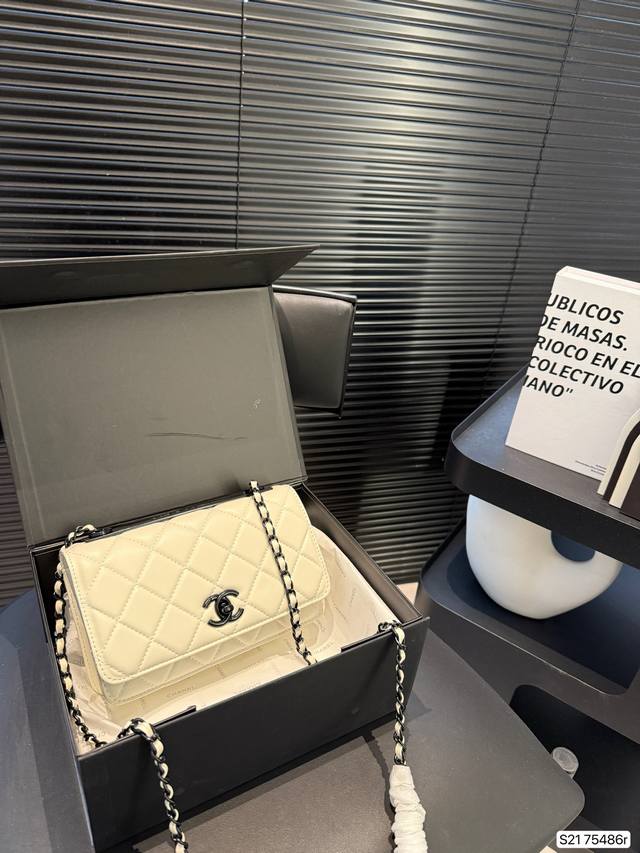 p190 香奈儿发财包 专柜热销爆款 秋冬走秀款面料，喜欢的美妞抓紧自留啦 特百搭 简约大气，链条斜挎包 内带拉链 卡位的多功能包包 尺寸：19 12 货号75