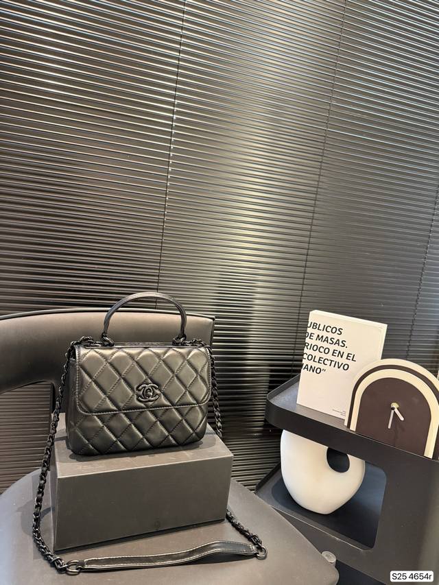 p210 Chanel新款香奈儿手提Trendy-奢毕 chanel: 2024年。新款手提。Trendy-奢毕放光芒，都显得分外吸引人哇。每只手袋都象征独特的