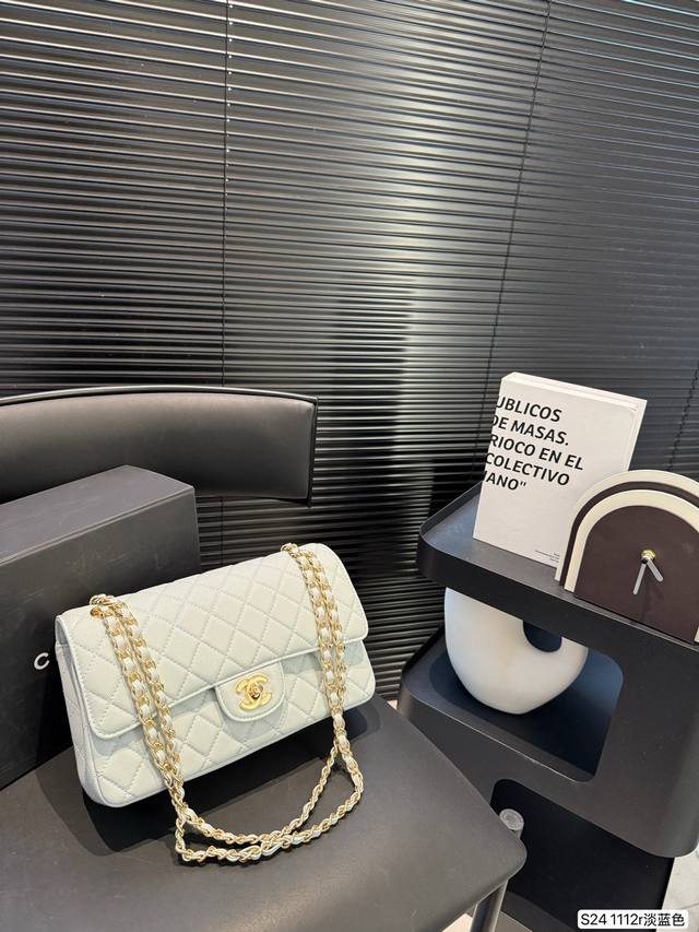 p210 Chanel 香奈儿Cf包 超火爆时尚单品 做工精细 进口五金 让你无论是夏天还是冬天都能背上它出门 是不是性价比超级高 随便凹造型都是美美哒的街拍