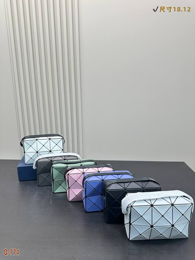 p140 配礼盒 三宅丘比特磨砂质感小方盒超美！ 这款爱了 主要是可以手提、可以单肩、可以斜挎这种三用包更实用而且很好搭配衣服 主要是磨砂质感，就很高级，包包叉