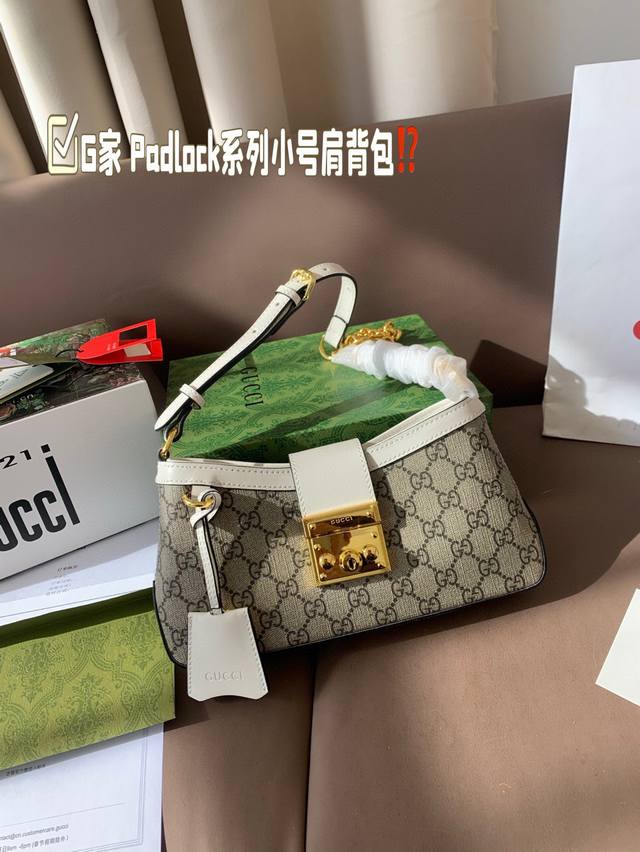 p210 牛皮版本 padlock系列小号肩背包 g家这款小号肩背包以品牌手工行李箱工作室起源为灵 感来源，采用黑色和乌木色Gg Supreme帆布打造，亮眼呈