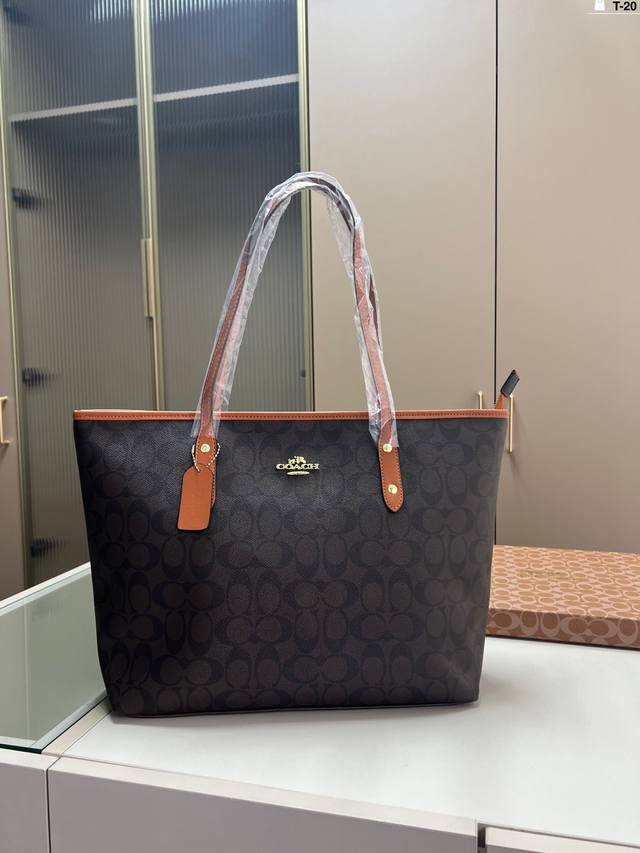 p100 蔻驰购物袋 Coach 今年很火的托特 手感细腻 手工精致 无论是长途旅行 还是短途郊游 都是很减龄的时尚的搭配哦 T-20尺寸32×28配盒