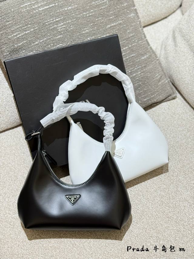 p180 prada腋下包Cross Body Bag 小牛皮材质弧形感温柔别致的可爱时髦女孩首选可甜可咸 尺寸:31