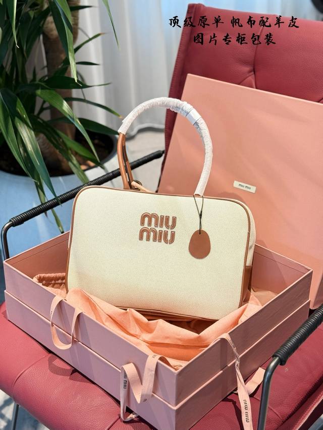 miumiu保龄球公文包P340 今年这只帆布调色师跪下了 一整个浓浓的春夏氛围感，已经开始期待秋天了不管是皮质还是色泽都超有质感根本爱到不行啊近两年Miu水涨