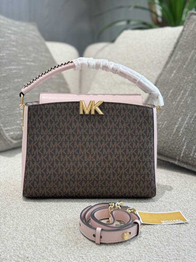 mk手提P270 选了老花和粉色拼接色经典不过时四季都能背侧面拼接粉色感觉整体更温柔 外观是梯形设计显得干练利落 包包口是翻盖磁力搭扣设计拿东西Hin方便容量也