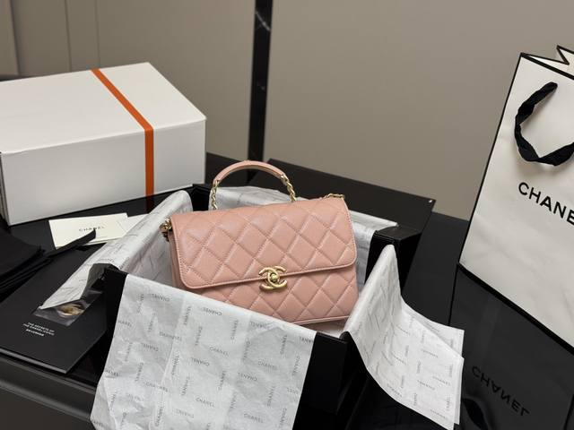 ￥220 配折叠盒飞机盒 size：22*15Cm 香奈儿 24P Carry Me复古手袋 超级复古摩登， 实物手感荔枝皮赞 最新的新品哦！