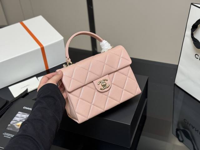 ¥210 配折叠盒飞机盒 size:21*15Cm 香奈儿 24P Kelly复古手袋 超级复古摩登, 实物手感荔枝皮赞 最新的新品哦! ¥210 配折叠盒飞机盒 size:21*15Cm 香奈儿 24P Kelly复古手袋 超级复古摩登, 实物手感荔枝皮赞 最新的新品哦!