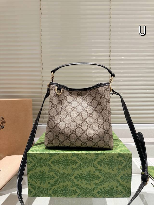 牛皮P220 原单专柜品质 水桶包 原版牛皮 原单顶级版 配礼盒 gucci 水桶包 最新系列，链条包，配原版乌木色牛皮～这个款复古韵味特别浓，对版，原版内里！