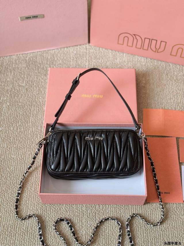 头层牛皮 P320 眼前一黑的Mini小缪 要命 最近好爱这种Mini小包 绝不放过任何一个时尚素材 我搭了一条皮穿链 可以斜挎 像这种小包包自己Diy着背更有