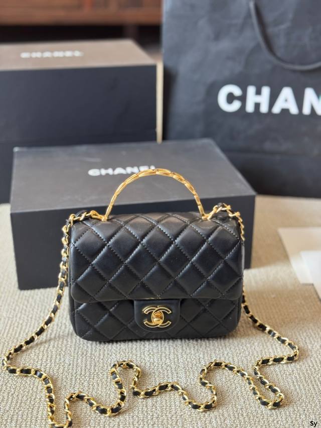 p200 chanel 22B金属手柄Minicf 新款金属手柄 Cf Mini 真香，金属双C Logo 经典万年③ 金这季手柄跟以往也不一样了，金属装饰是加