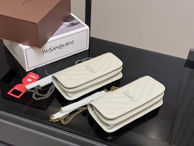 ￥230 配折叠盒飞机盒 圣罗兰Niki法棍包 法兰绒面料，手感柔软细腻 真的好温柔，秋冬搭配大衣真的很好看 既温又女人味十足 腋下、斜挎、手拿包、一包三用哟~