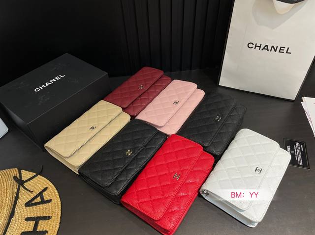 p220 配折叠礼盒 香奈儿发财包 专柜热销爆款 秋冬走秀款面料，喜欢的美妞抓紧自留啦 特百搭 简约大气，链条斜挎包 内带拉链 卡位的多功能包包 尺寸：19 1