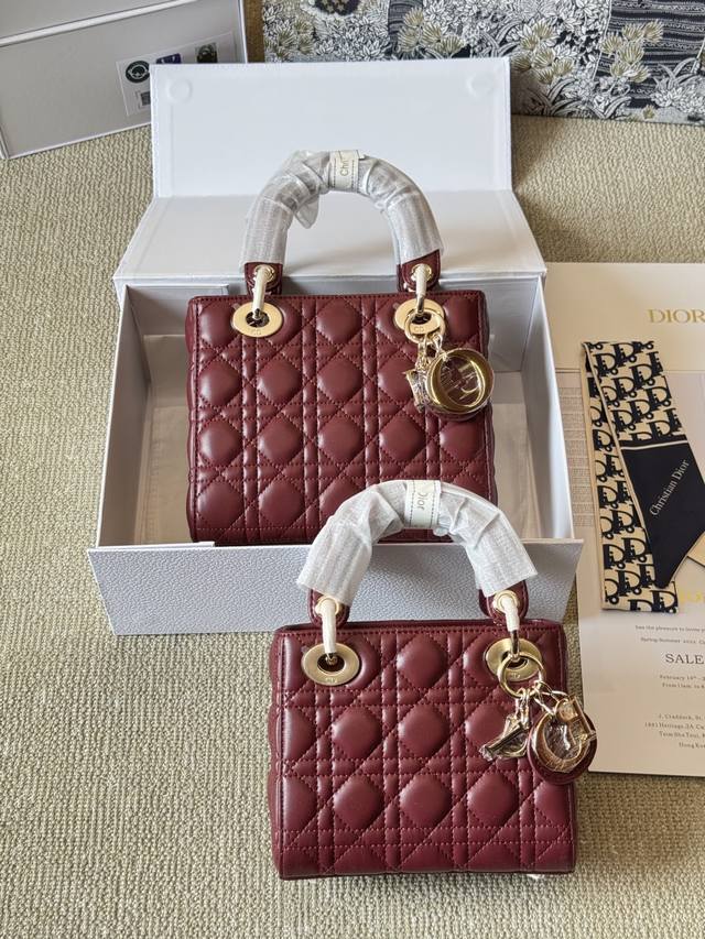 顶级 小羊皮 P240/P230 dior Lady迪奥 手袋 戴妃真的是梦中情包 周扬青同款 质感无敌显高级 优雅简约之余更显低调内敛~ 包型挺括 不会塌不会 顶级 小羊皮 P240/P230 dior Lady迪奥 手袋 戴妃真的是梦中情包 周扬青同款 质感无敌显高级 优雅简约之余更显低调内敛~ 包型挺括 不会塌不会