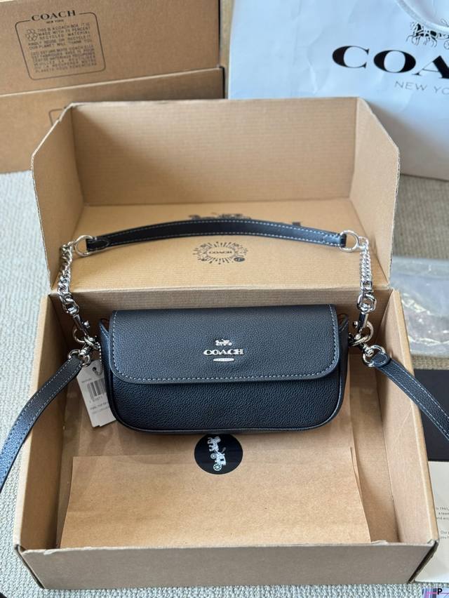 牛皮版本P180 coach 蔻驰新品Hailey小法棍信封包 小小的手机包满足出门带个手机的姐妹 搭配两根可拆卸肩带 单肩包可斜挎包使用 尺寸 20 12Cm