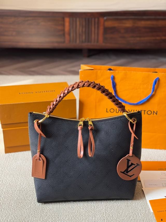 p310 lv 镂空购物袋 可变形 超级帅气的包，背上去就是这条街回头率最高的妞，逛街购物就可以背它，买的东西统统装里面，出差的时候也可以背它，配衣服是很A的！