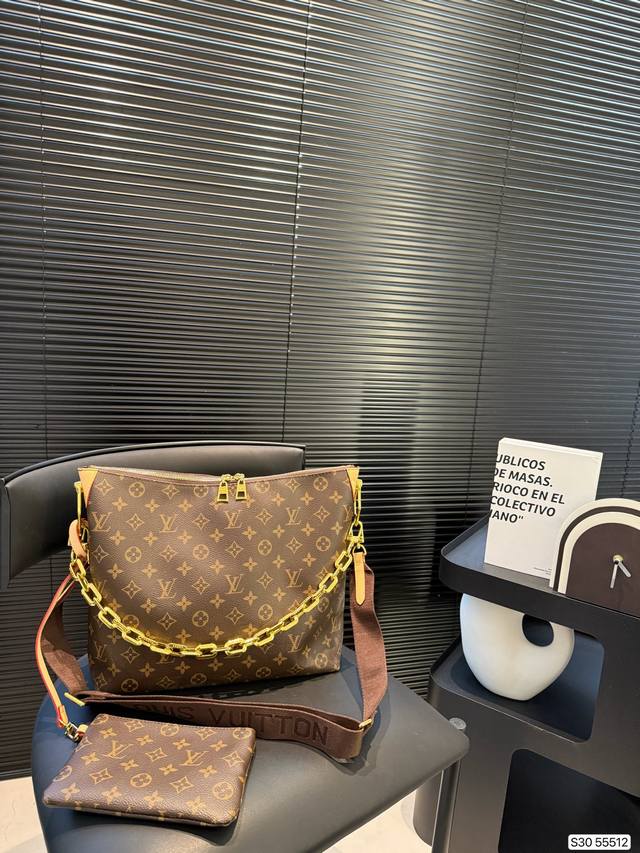p250 Lv 走秀新款Cousin 时尚博主必备单品，Lv独有的亮金色金属，作为本次设计的肩带粗链条，抓眼球效果非常到位，肩带可拆卸变成手包，妥妥的凹造型！尺