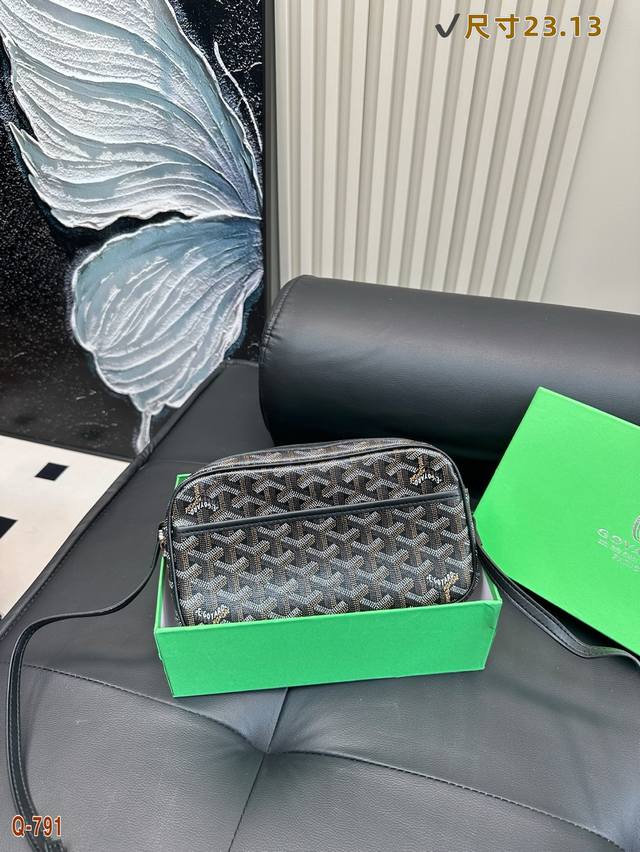 p160配礼盒 戈雅相机包真的好帅 男女同款，可以买给自己男朋友哦 容量也是相当大 秋冬搭配大衣袄子也是相当帅 最爱的包包 尺寸23.13Cm