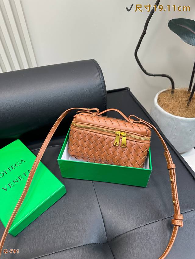 p170配礼盒 新款上新罗意威 Vanity Case盒子化妆包春夏编织拉链斜挎包一款可以做化妆包的斜挎包包，精致的编织，小巧的包身，是即将到来的夏天必不可少的