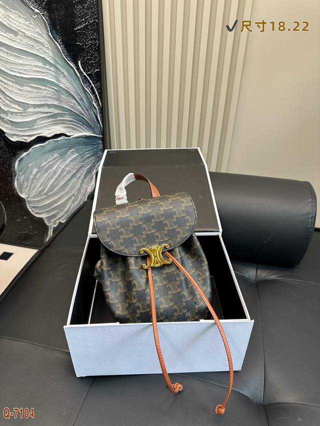 p220配折叠盒 celine赛琳 Bonnie太洋气啦 双肩背包真的是个时尚利器实用和时尚并存 表面是有细腻的粒面适合频繁的使用哦~空间也超级大,背着很有安全 p220配折叠盒 celine赛琳 Bonnie太洋气啦 双肩背包真的是个时尚利器实用和时尚并存 表面是有细腻的粒面适合频繁的使用哦~空间也超级大,背着很有安全