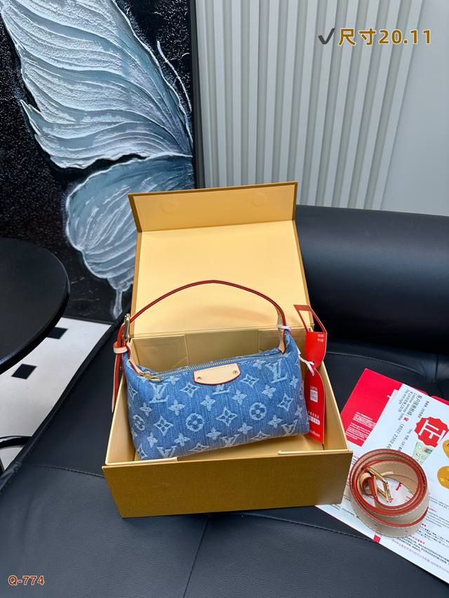 p130配折叠盒 lv 丹宁牛仔饭盒包 腋下 手提 复古又可爱 率性时尚的风格哇 让人一见倾心~ 更是随性时髦的标志又是大火的节奏呀～简直绝绝子 尺寸 20.1