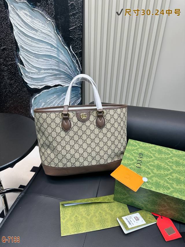 p210 配礼盒 gucci 购物袋（中号） gg 23Ss 购物袋一直对大包的要求就是要轻 neverfull那些太大众太街款了第一次见复古风的购物袋 是真真