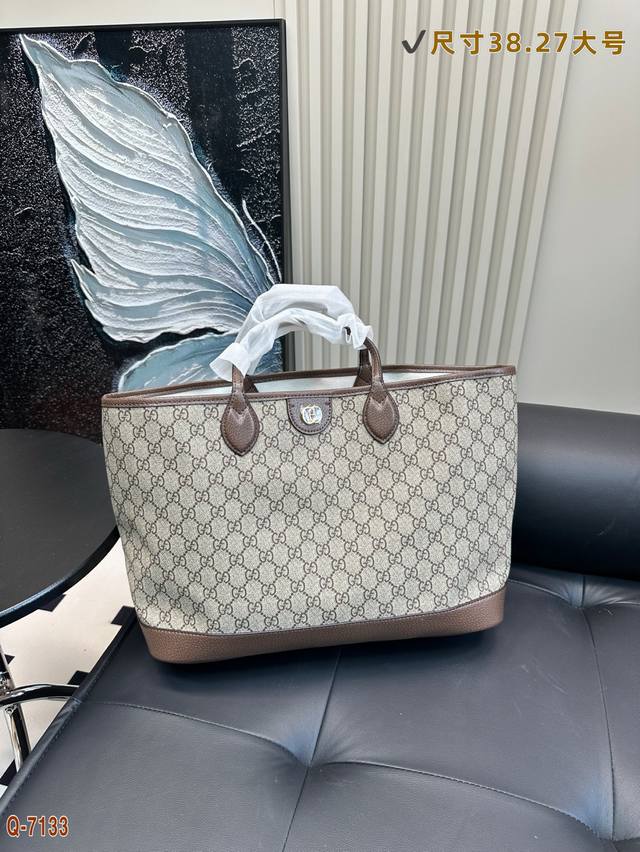 p210 gucci 购物袋（大号） gg 23Ss 购物袋一直对大包的要求就是要轻 neverfull那些太大众太街款了第一次见复古风的购物袋 是真真正正的小