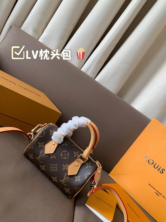 p140 配折叠盒子 lv枕头包 又甜又酷 一整个爱住 百搭时尚 颜值超高 是每个潮酷女孩必入单品 尺寸:17*11