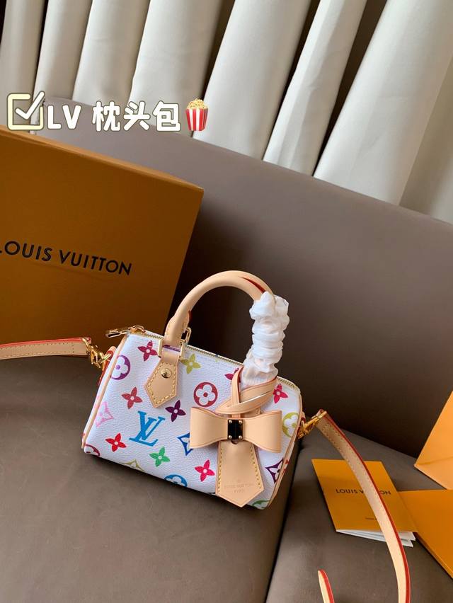 p200 配折叠盒子 芯片款 Lv 枕头包 lv尤物人间白三彩真漂亮啊白三彩系列每一只都值得收藏，又可以搭配俏皮可爱下次想试试洒脱一点穿搭彩色老花 五彩缤纷的少