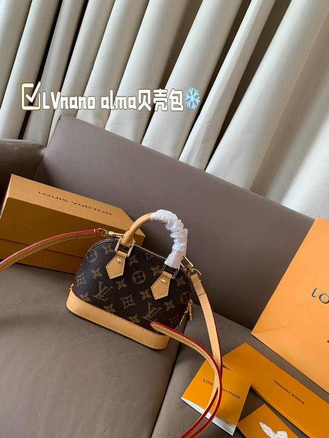 p200 迷你（折叠盒）芯片版本 size：17×13 lv路易威登新款Nano Alma贝壳包 经典包款，简约却不失时尚～ 小巧精致但内里容量足 日常通勤绝对