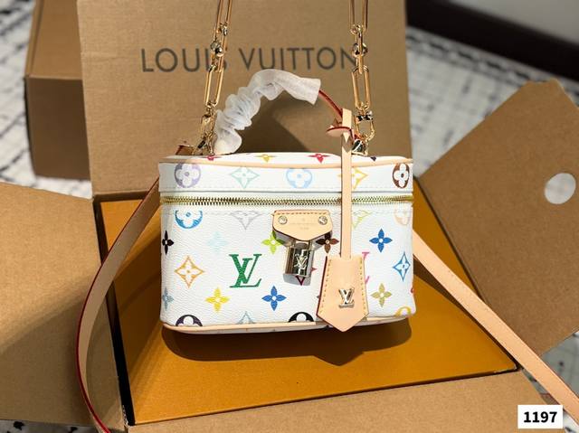 p180 配飞机盒折叠盒子 Lv化妆包 lv尤物人间白三彩真漂亮啊白三彩系列每一只都值得收藏，又可以搭配俏皮可爱下次想试试洒脱一点穿搭彩色老花 五彩缤纷的少女心