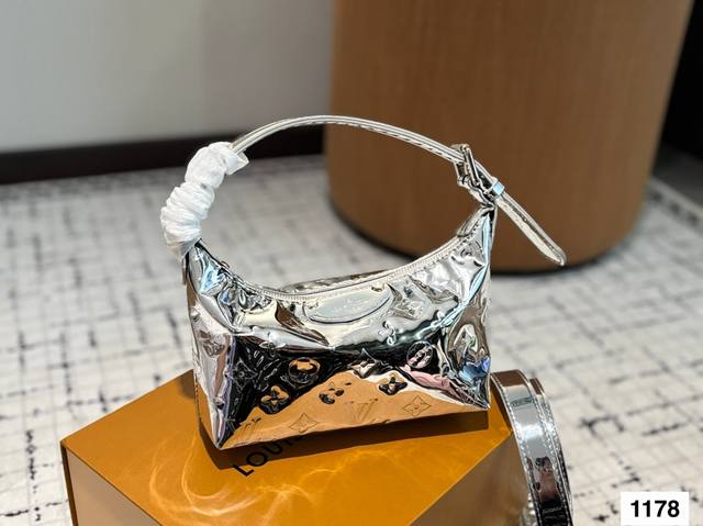 p160 折叠盒尺寸19.13 lv 饭盒包 腋下 手提 复古又可爱 率性时尚的风格哇 让人一见倾心~ 更是随性时髦的标志 又是大火的节奏呀~ 简直绝绝子 p160 折叠盒尺寸19.13 lv 饭盒包 腋下 手提 复古又可爱 率性时尚的风格哇 让人一见倾心~ 更是随性时髦的标志 又是大火的节奏呀~ 简直绝绝子