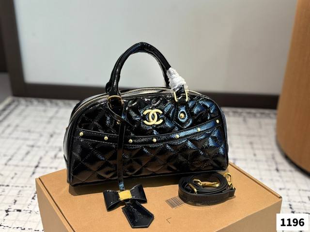 P160 香奈儿 强势登场，可以单肩背 可以斜挎 秉承优雅率性风格，充满经典与复古气息的香奈儿水桶包，不仅能背了个性率真，也能诠释优雅女人的味道，透出几分复古的