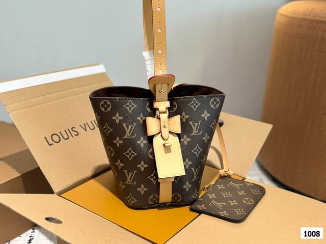 p160 配飞机盒折叠盒子Lv All In Bb水桶包 lv尤物人间白三彩真漂亮啊白三彩系列每一只都值得收藏，又可以搭配俏皮可爱下次想试试洒脱一点穿搭彩色老花