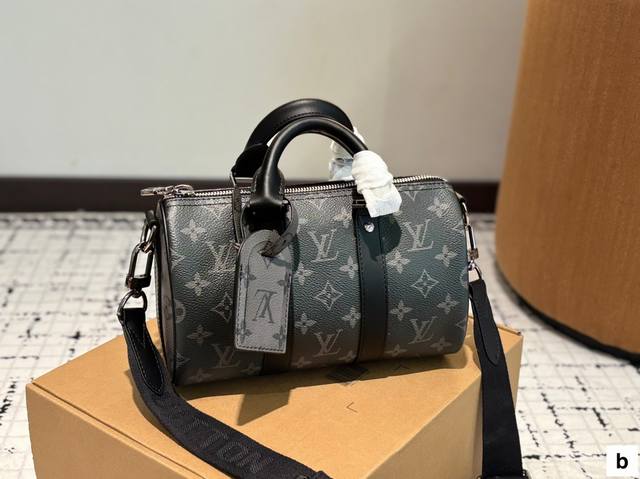 p290 折叠盒 尺寸：25*14Cm lv Keepall 枕头包 真的是小可爱！ 贼适合的Keepall25！ 男盆友的战包 搜索 Lv Keepall25