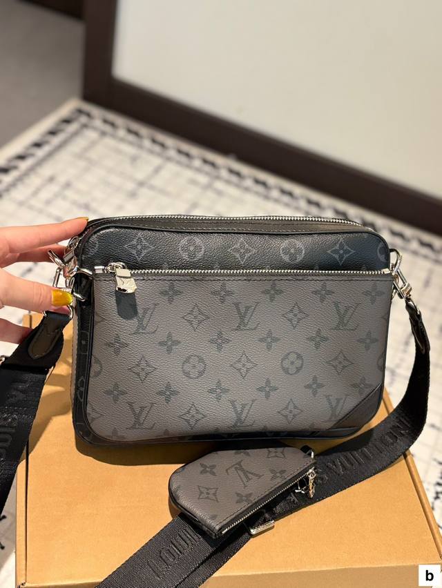 p220 配折叠盒 size：25*18.5Cm*7Cm lv 男士三件套 可以解锁很多种组合背法 堪比乐高[调皮][调皮][调皮] 原单渠道货哦！ 质量你懂！