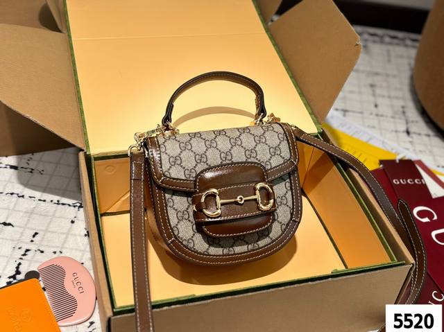 p240 配全套包装 配镜子 木梳 尺寸 ：14*15Cm 古奇 24Ss马鞍包 经典咖啡色，尺寸巨可爱 手提斜挎的小可爱！ 搜索Gg 1955马鞍包