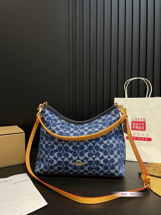 p180 配盒 牛仔蔻驰托特包，除了好看还是好看，托特包造型简单又好用关键是超好看，轻便，缤纷又结实。分分钟成为街上最具回头率的时尚单品！尺寸：30*24