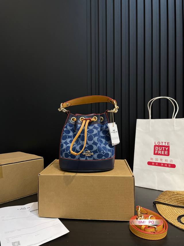 p160配盒 coach蔻驰牛仔水桶包来咯 采用抽绳系带设计。便于开合使用 清新夏日。时髦轻便敲百搭 可手提包。单肩包。斜挎包 椭圆皮质底部。带有防损四角钉 集