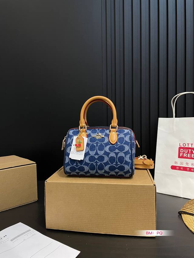 p160 配盒 蔻驰Coach牛仔波士顿枕头包Rowan 超级显气质 一眼就被吸引 容量很绝 通勤包必备 尺寸18*13