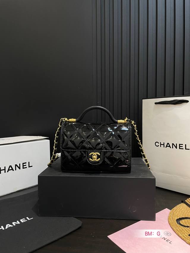 p260 牛皮 香奈儿 24K手柄Cf大迷你（漆皮） 无法抗拒这只小可爱啊啊啊啊！！！！加了个手提瞬间觉得这个包多了一分俏皮！容量一如既往的够用，可以放手机日常