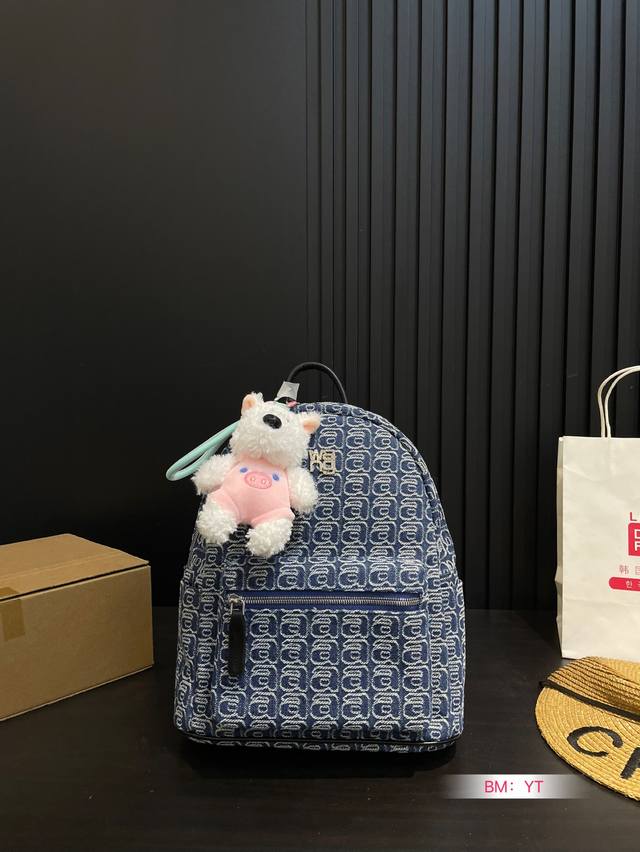 p160 送挂件 压力山大王双肩包 简单百搭 颜值高 日常出街首选 潮酷时尚女孩必入款 尺寸：27*33