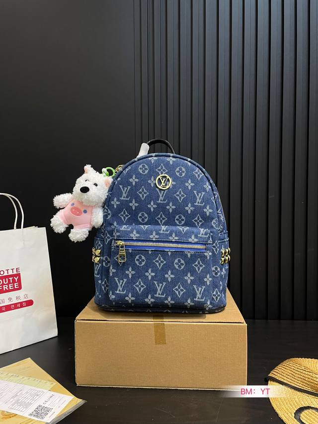 p160 送挂件 lv双肩包 简单百搭 颜值高 日常出街首选 潮酷时尚女孩必入款 尺寸：27*33