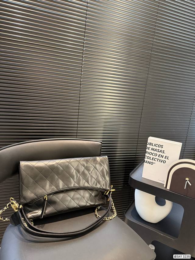 p320 纯皮香奈儿双肩抽绳设计 香奈儿 水桶真香 长在我审美上 ！ 抽绳水桶包！可甜可酷哦！ 尺寸：31 37 货号3235