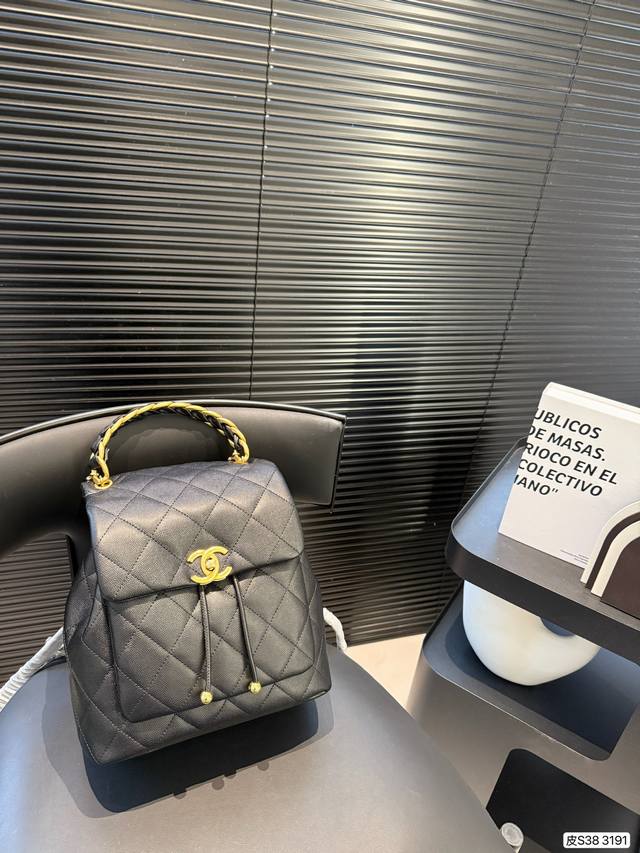 p300 原版皮 香奈儿双肩包 chanel 双肩包有-丢丢复古的包， 自重很轻又很能装，任何场合都能背，适配任何风格。很经典的一款包，背个几年都不过时 尺寸：