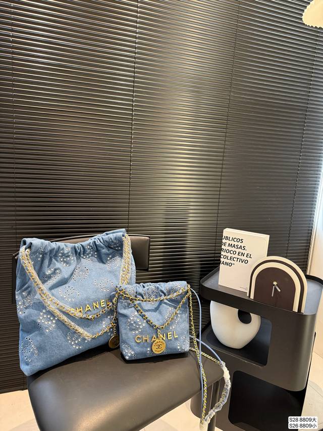 大号P230 小号P220 香奈儿牛仔垃圾袋 众星宠儿Chanel 22Bag这颜值太能打了能装又好看，随性软塌塌的质感背起来超有范儿！尺寸：大号34 35 小