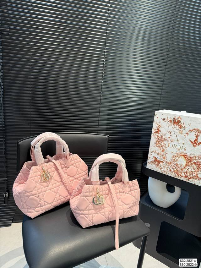 大号P260 小号P250 配折叠盒子 今日随性 法式街头 迪奥新款女包 快来选一个 Jisoo 智秀同款 dior Toujours 经典藤格纹设计 超大空间